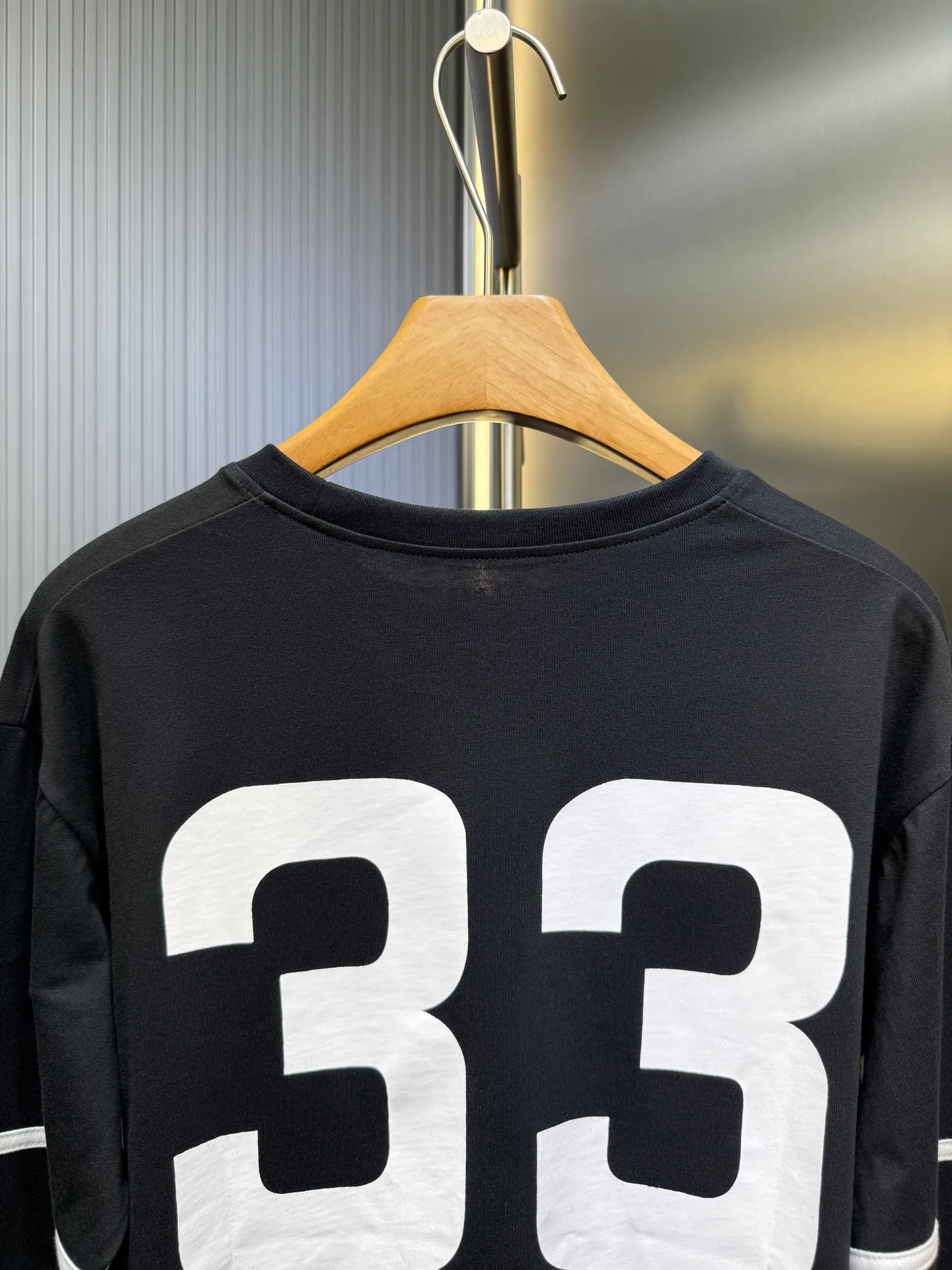 P290 🌟【Top original order】 CHROME HEARTS sports style printed slim long-sleeved T-shirt, it really shows off your figure! I love this simple and stylish T. It’s easy to wear every day. The overall fit is a good fit. The body has room to accommodate the figure. The upper body is comfortable and easy to wear without being tight. The three-quarter sleeves are designed with contrasting colors to enrich the sense of layering. It does not look monotonous and visually can also weaken the proportion of the shoulders. The front neckline and chest are printed with letters, which is very detailed. Whether worn alone or layered, his presence is indispensable. Wearing it casually is very high-end, and various Instagrams have put it on, showing off the street fashion items! Size S M L
